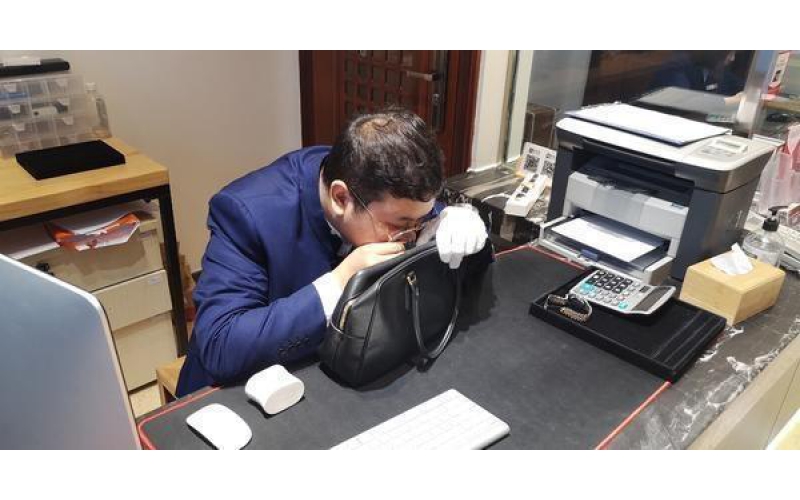 長見識了！當了一名典當師，才知道現(xiàn)在假貨能“逼真”到什么程度